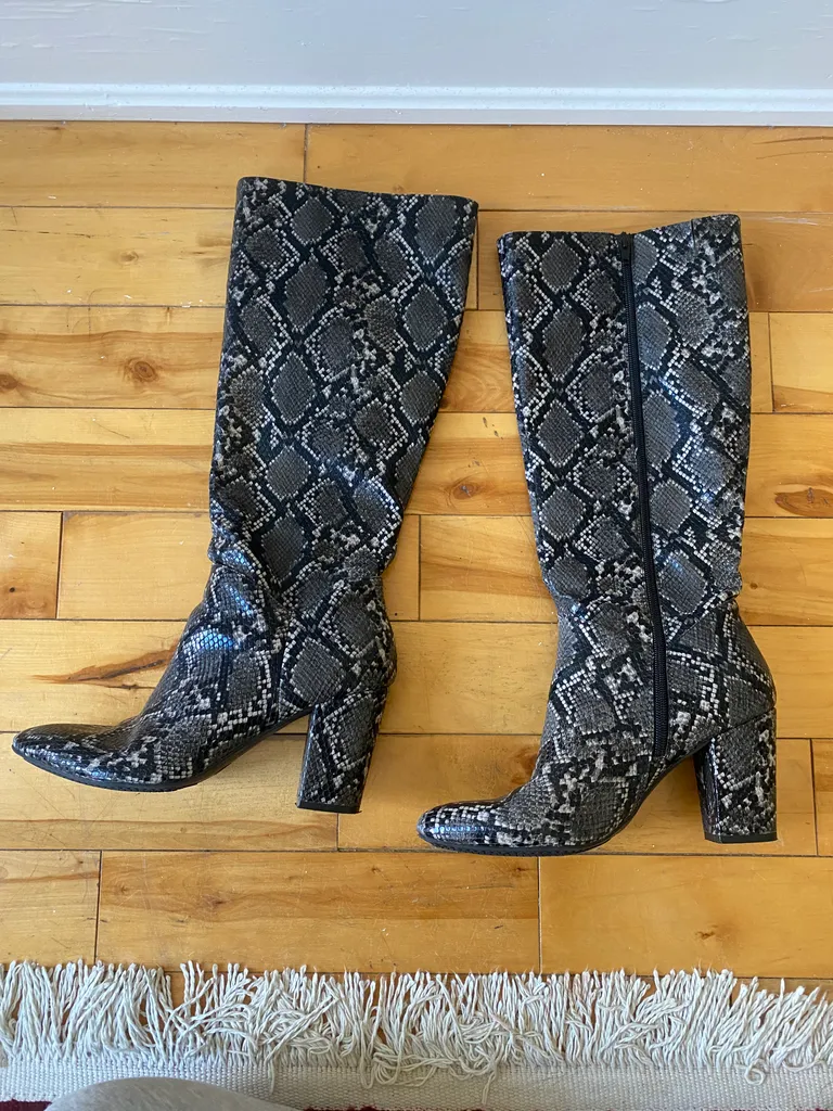 Size 9 boots photo 1