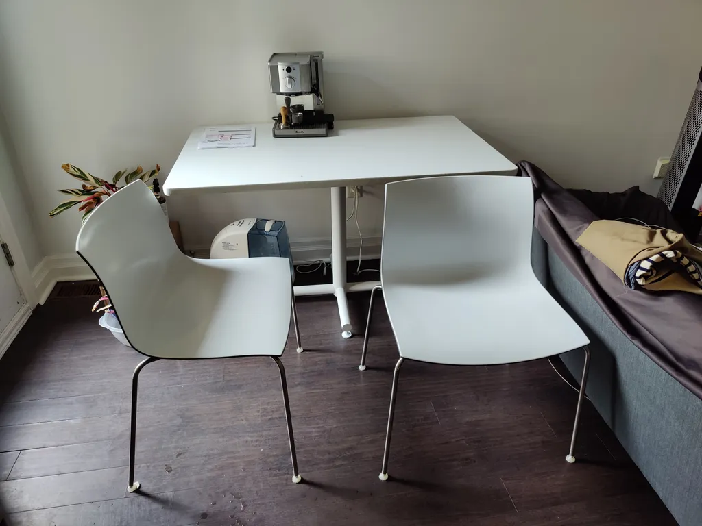 White table and 4 chairs photo 1