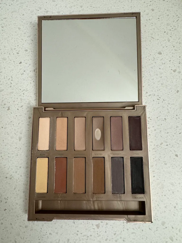 *WOW* Urban Decay Naked Ultimate Basics Palette  photo 1