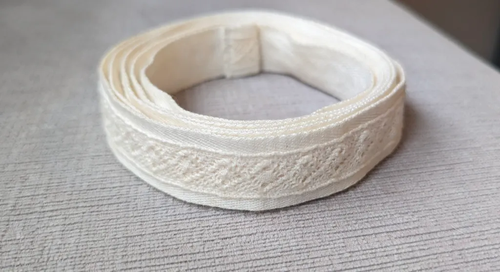 Brand New Off-White Decorative Lace Trim photo 1