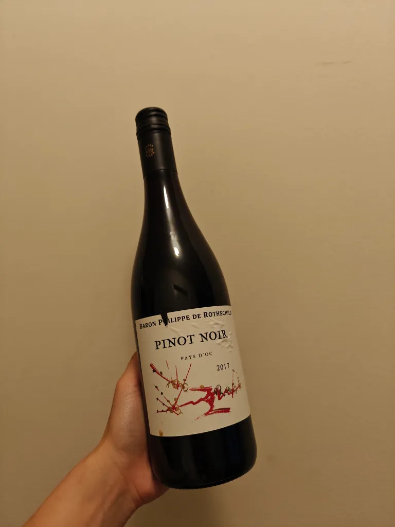 Red Wine Pinot Noir 2017 photo 1