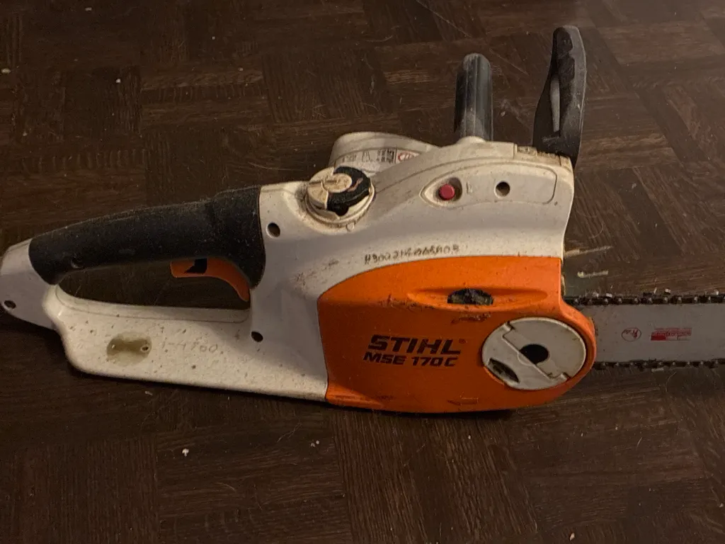 Electric chainsaw photo 1