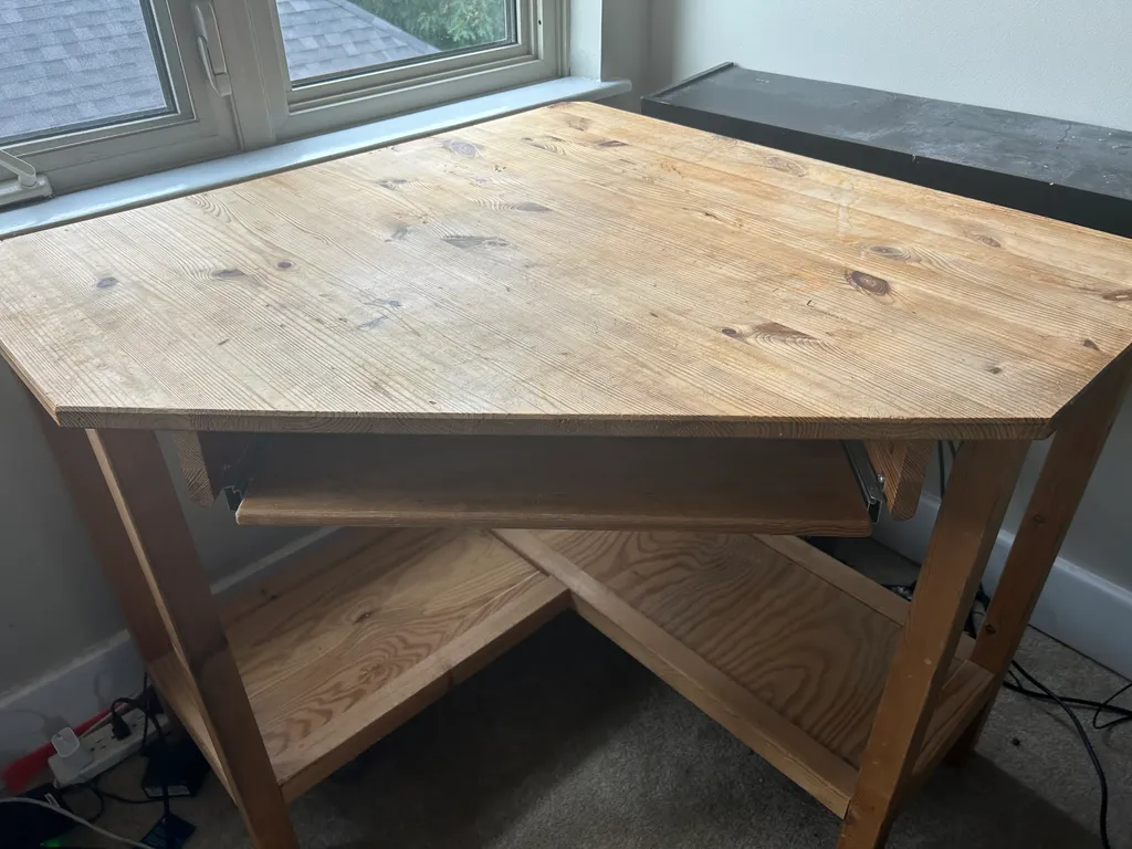 Corner computer table photo 1