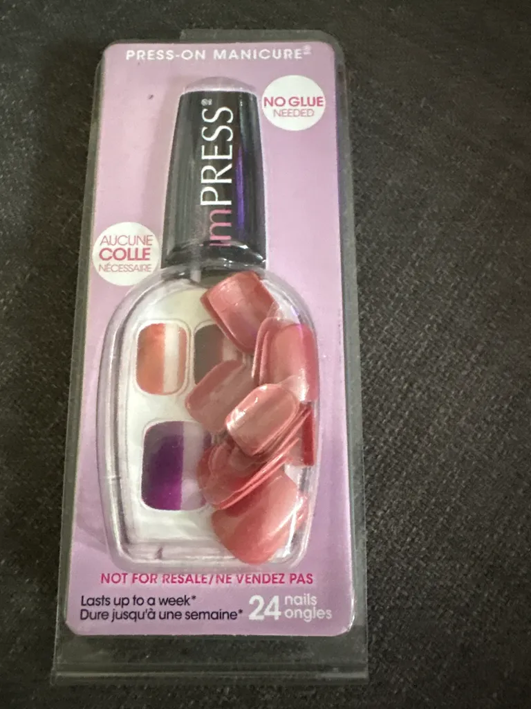 Press on nails  photo 1