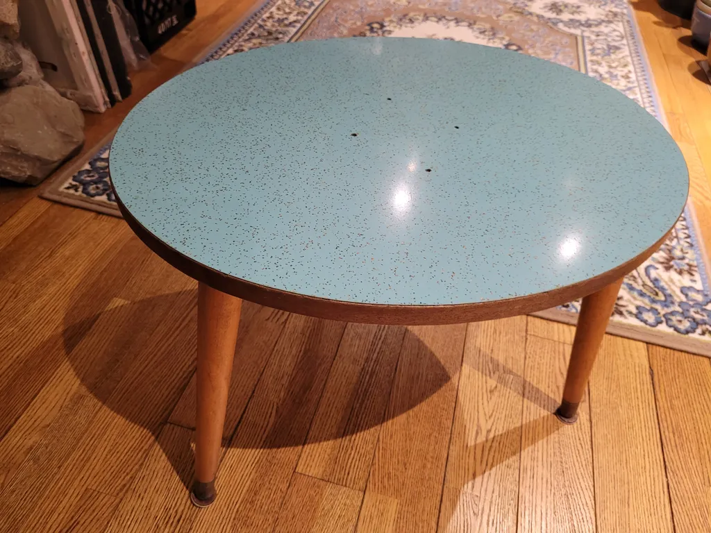 Vintage 3 leg table photo 1