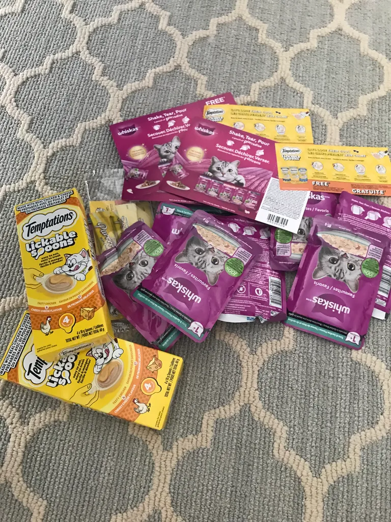 Free cat food, treats and coupons for free items  photo 1
