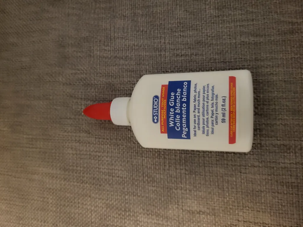 Studio White Liquid Glue  photo 1