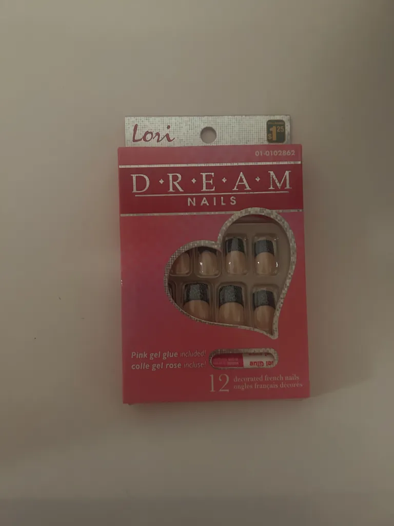 Press on nails  photo 1