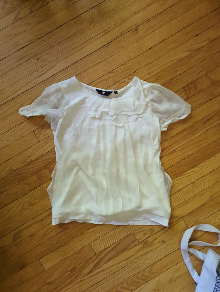 White ruffled top photo 1
