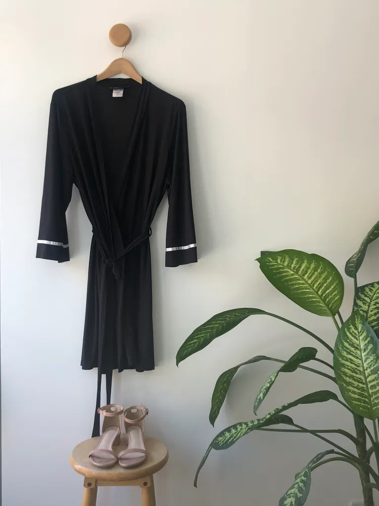 L/XL- Black Dressing Robe photo 1