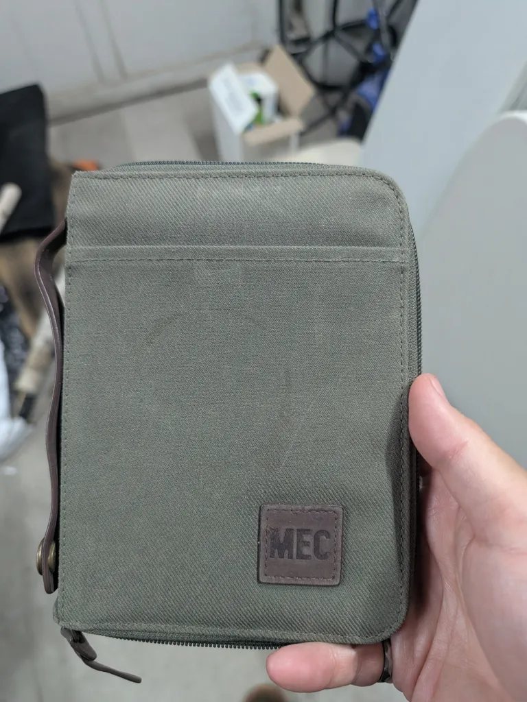 MEC travel wallet photo 1