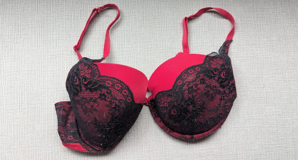 La Senza Red & Black Lace Bra - Size 34C photo 1