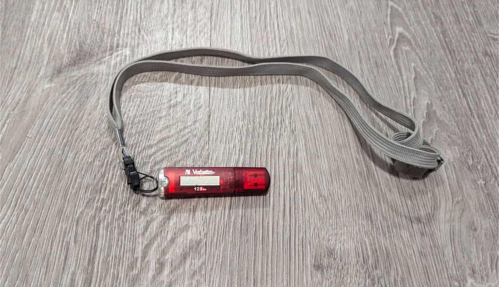 Verbatim USB Flash Drive with Lanyard photo 1