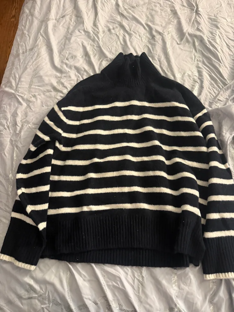 Uniqlo sweater photo 1