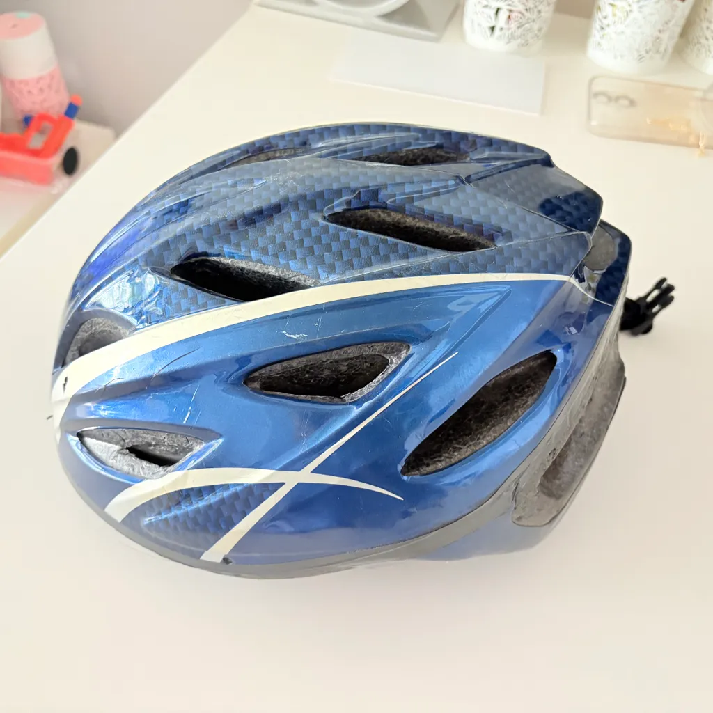 adult bike helmet photo 1