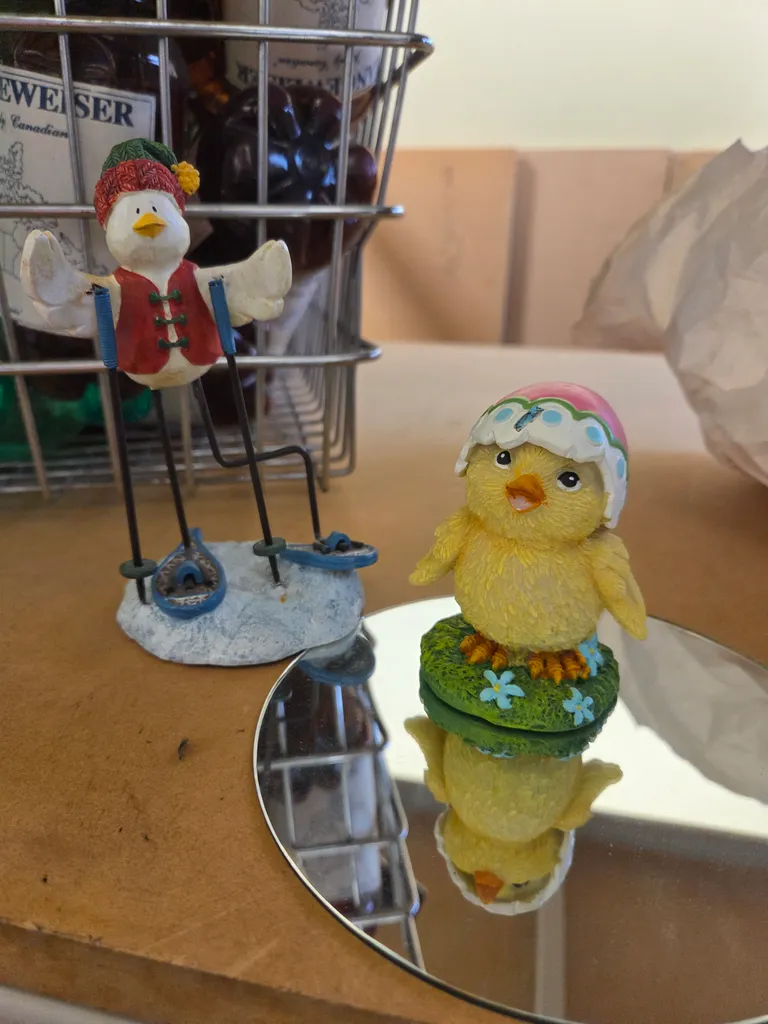 Chickadee figurine photo 1