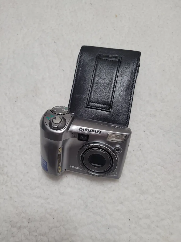 Compact digital camera  photo 1