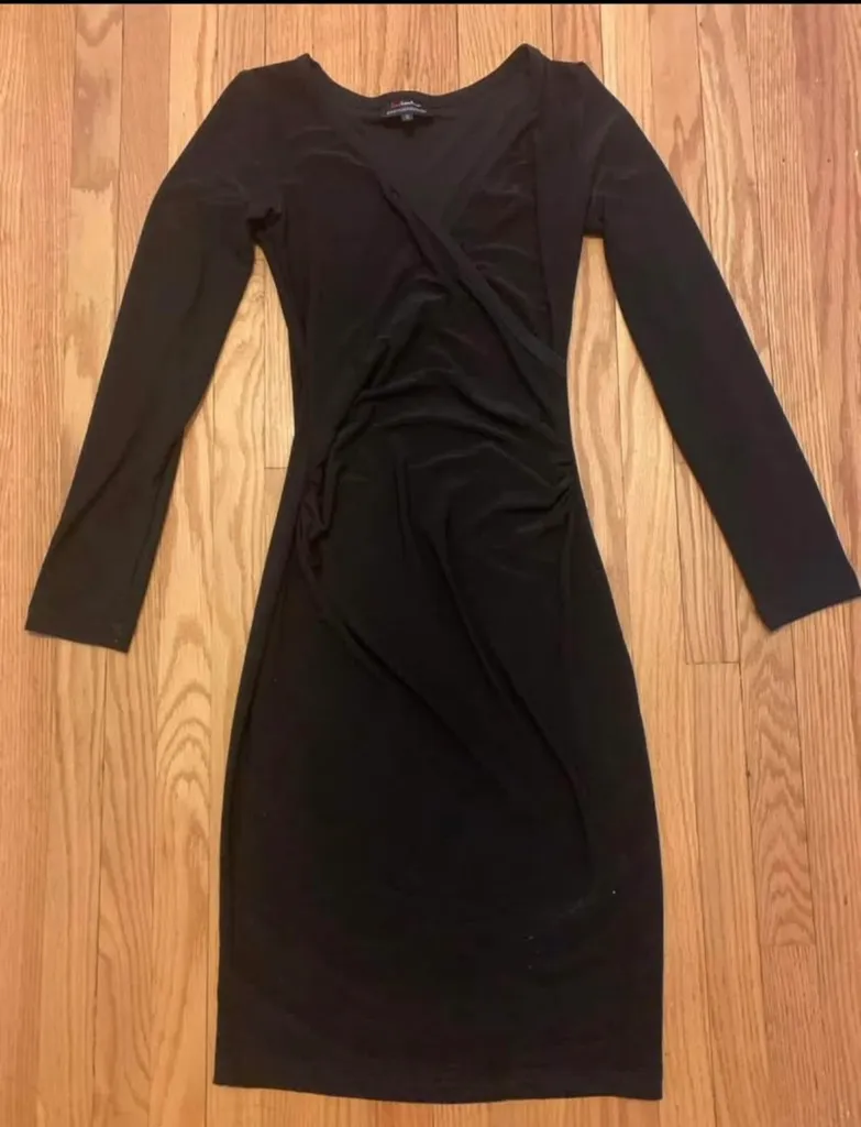 Vneck black dress photo 1