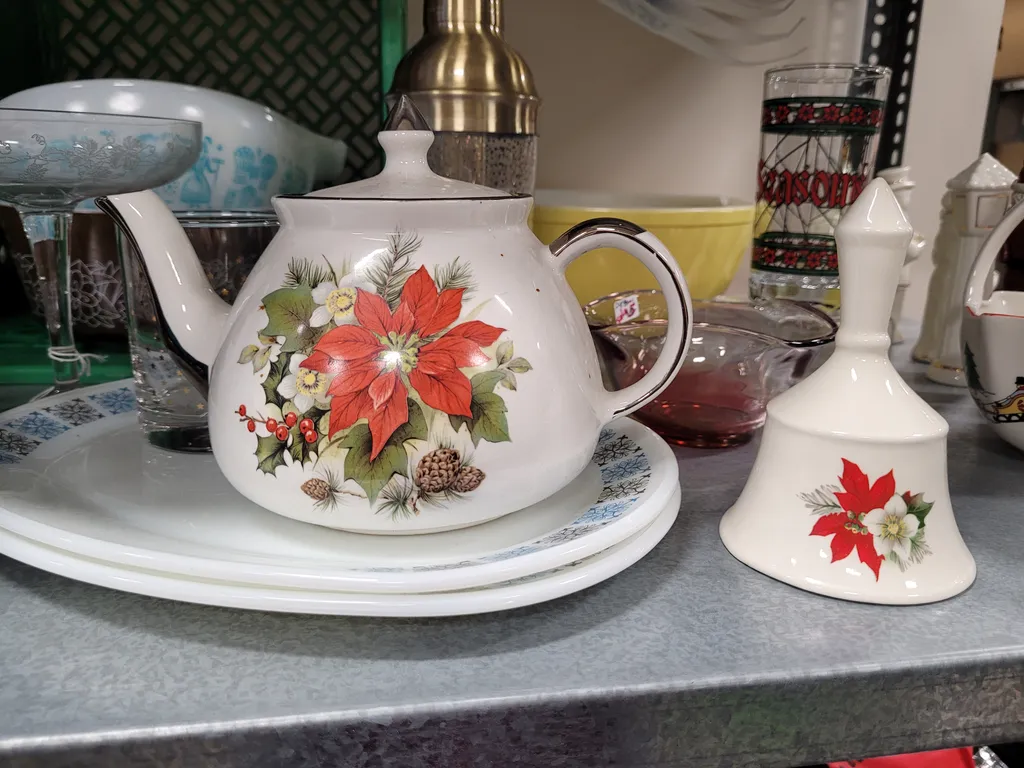 Poinsettia teapot and bell photo 1