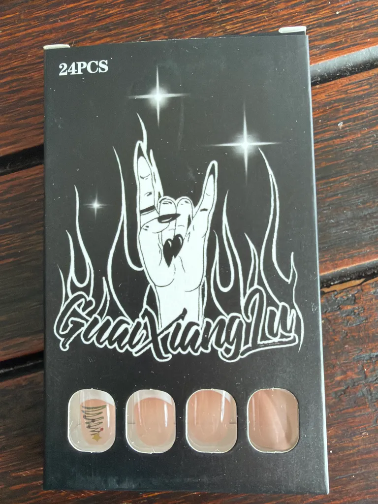 Holiday press-on nails photo 1