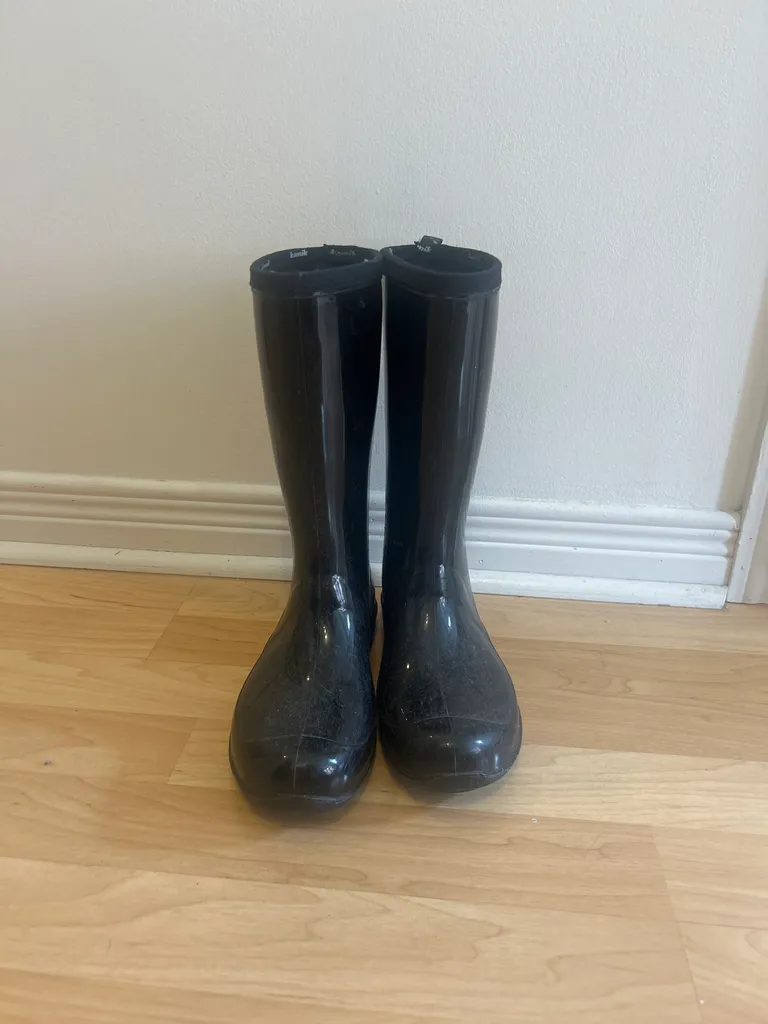 Black rain boots photo 1
