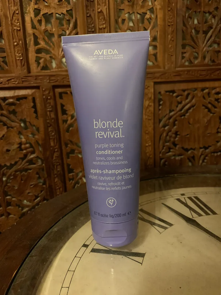 Aveda blonde revival™ purple toning conditioner photo 1