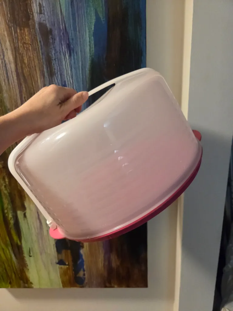 Tupperware CAKE TAKER photo 1