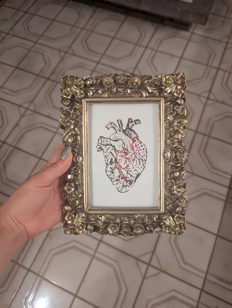 Gold decor frame with heart print photo 1