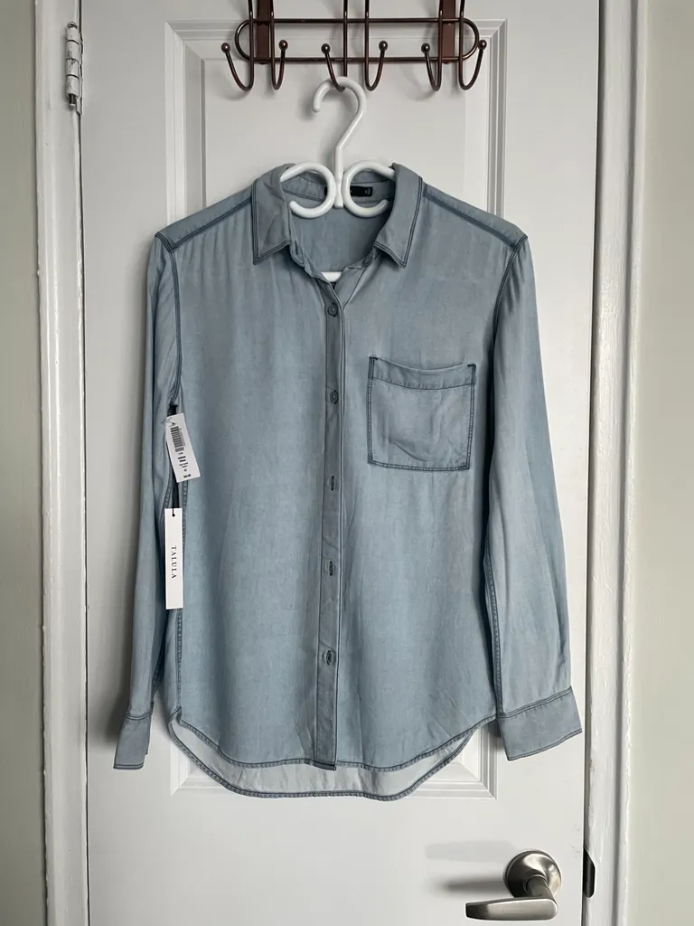 BNWT Aritzia Talula Button Up photo 1