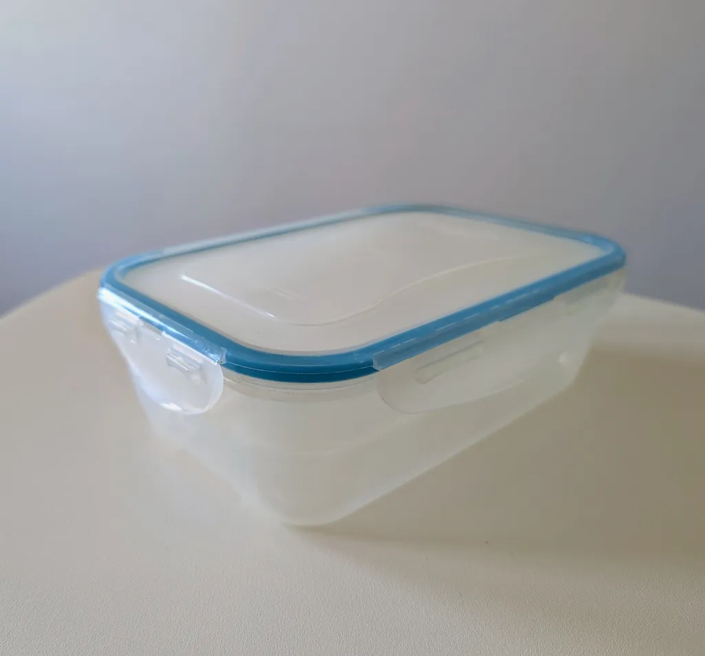 Tupperware-like container photo 1