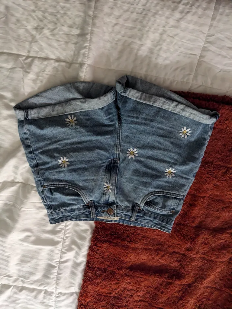 Daisy High Rise Mom Shorts Sz 9 photo 1