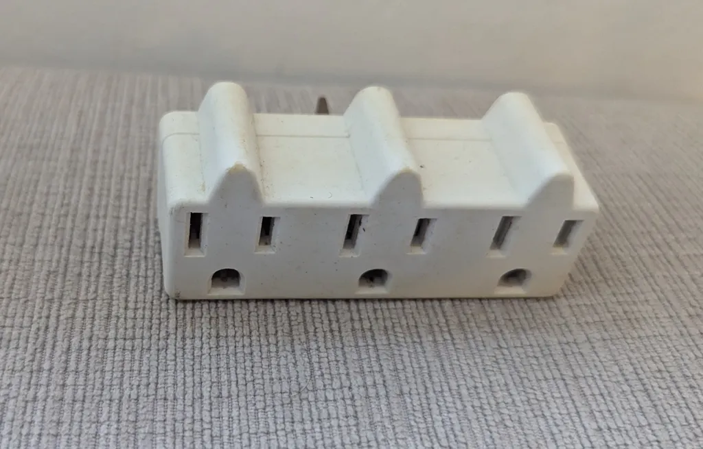 3-Outlet Electrical Adaptor photo 1