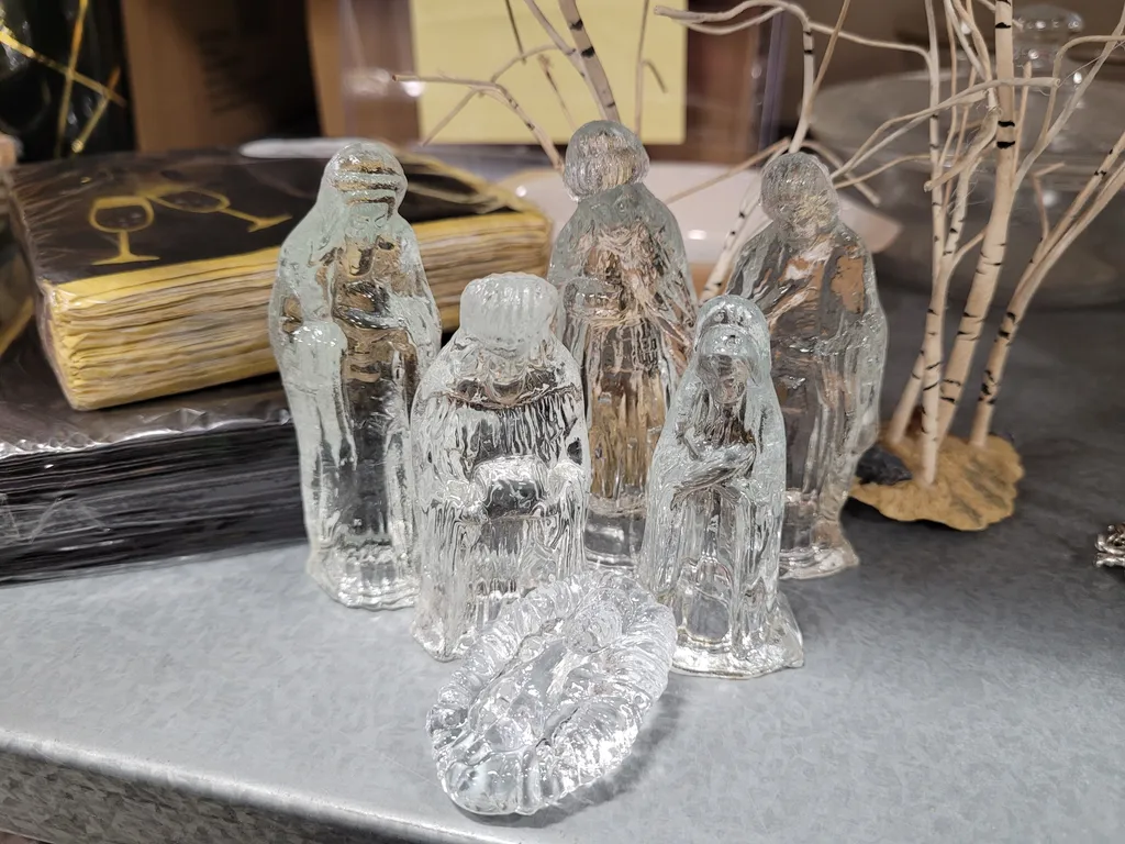 Glass nativity set photo 1