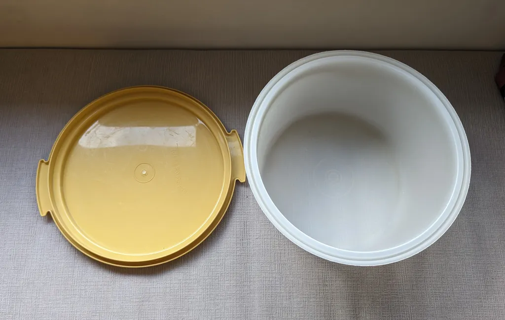 Cake Serving Tupperware Storage With Lid photo 1