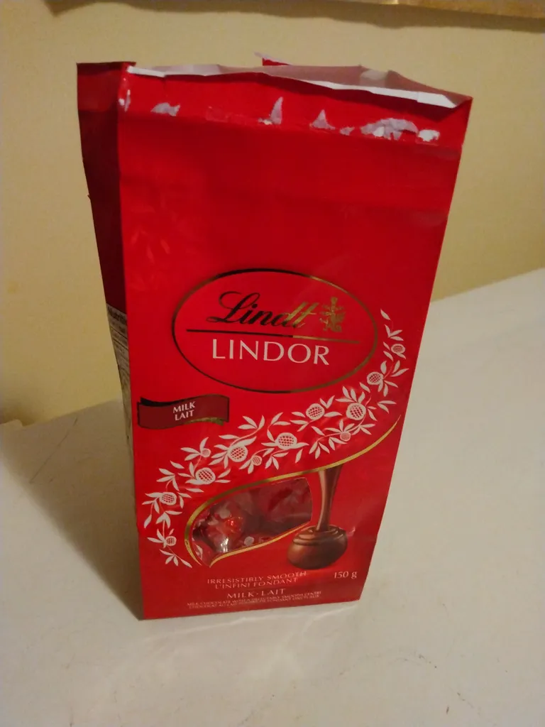 6 milk chocolate Lindor lindt balls photo 1