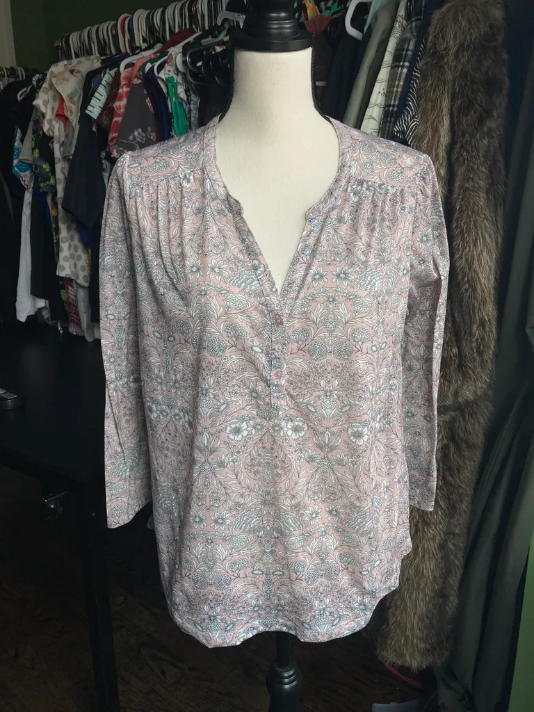 H&M 3/4 SLEEVE TOP size medium photo 1