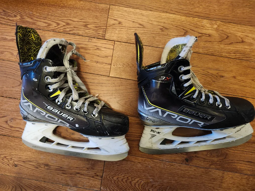 Bauer skates - size 3 to 3.5 photo 1