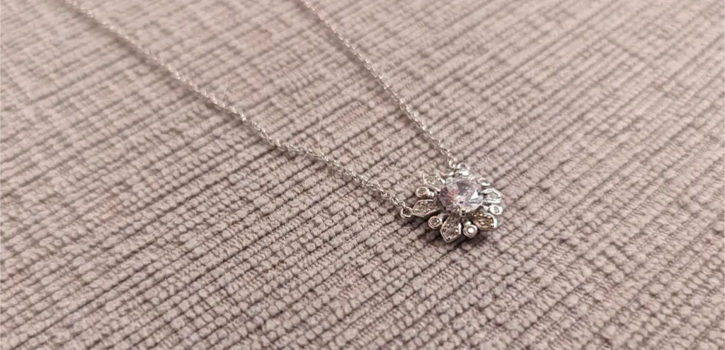 Brand New Silver Tone Flower Pendant Necklace photo 1