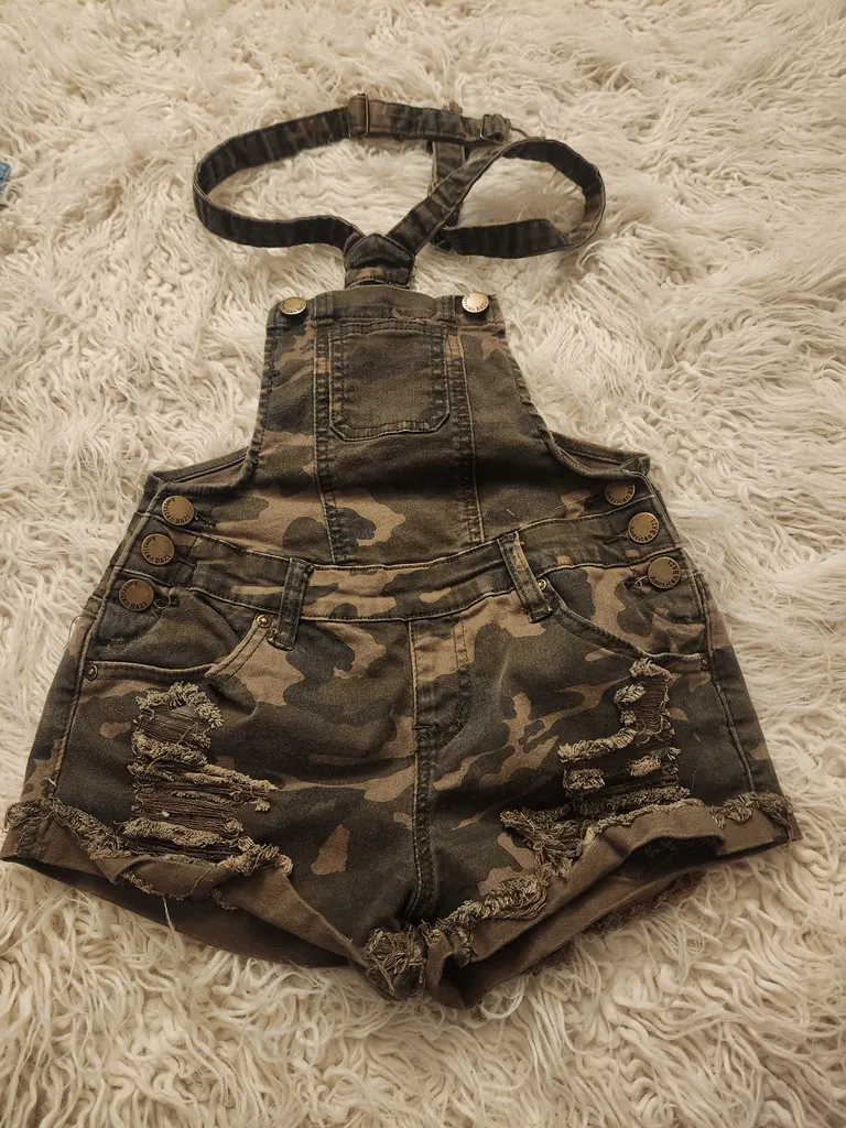 Size small army overall shorts photo 1