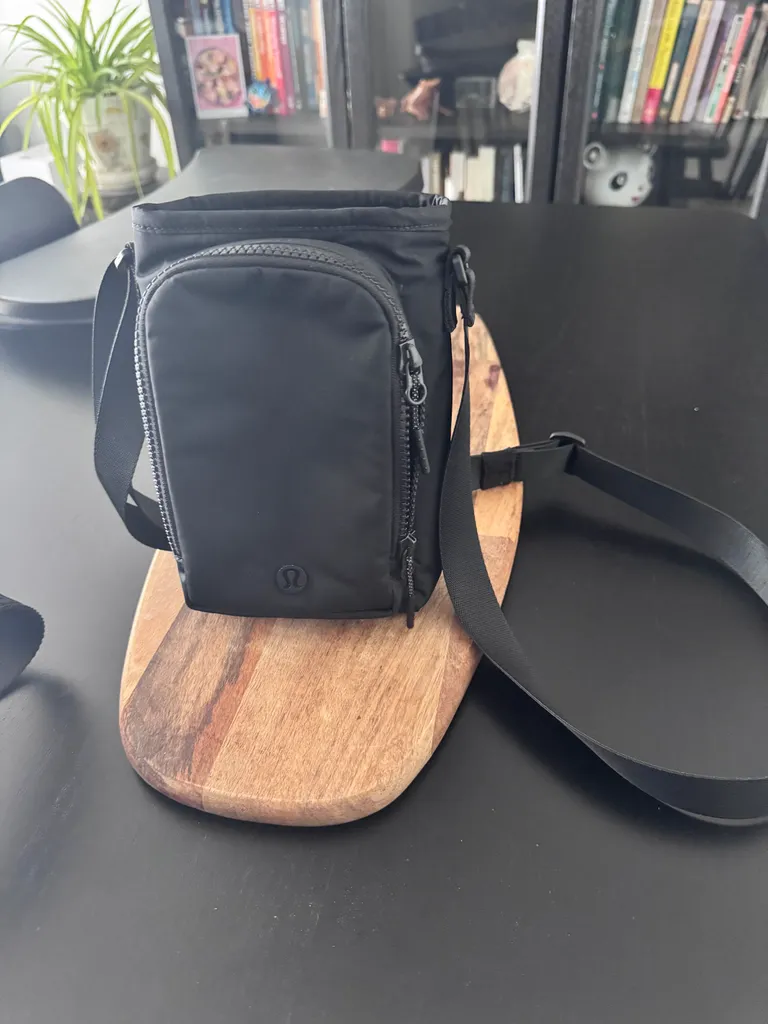 Lululemon water bottle bag photo 1