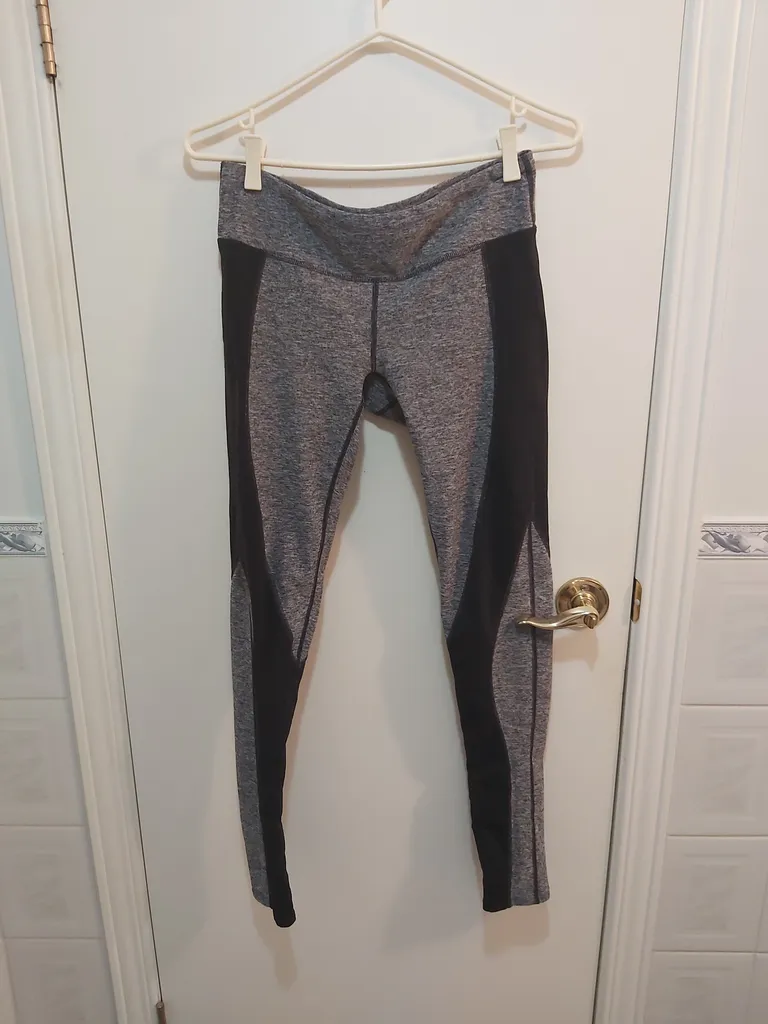 Grey and black workout leggings photo 1