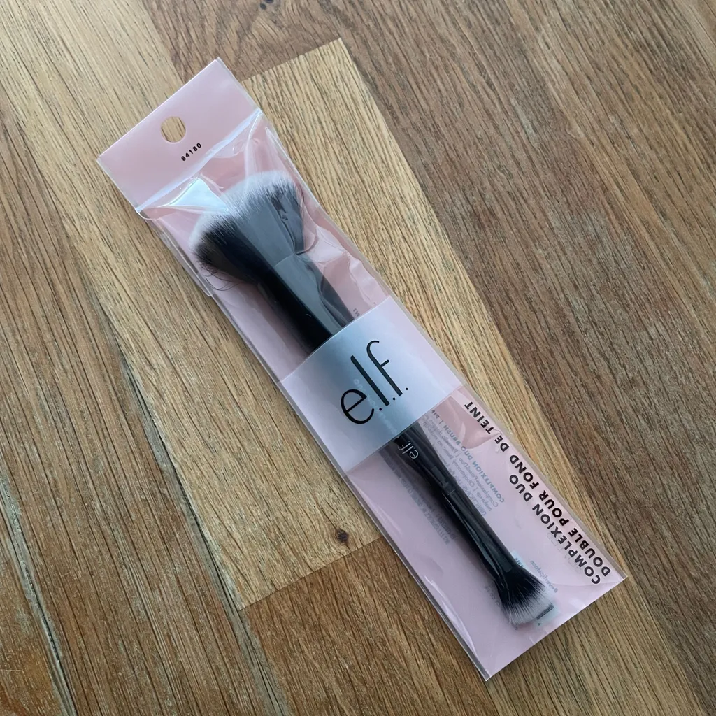 NWT e.l.f. Complexion Duo Brush photo 1