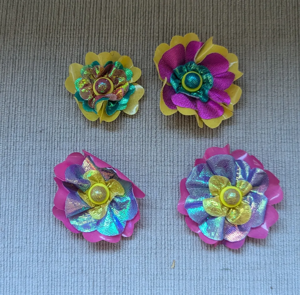 Four iridescent velcro flowers photo 1