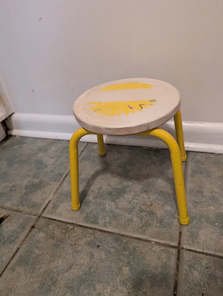 Free plant stand / toddler stool  photo 1