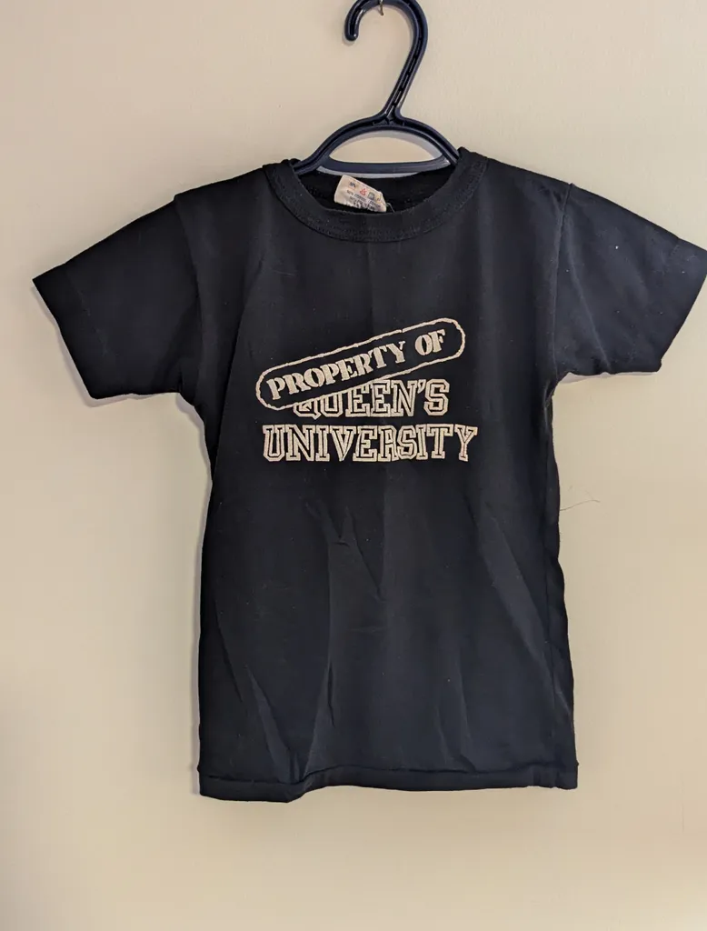 Queen's University T-shirt - Kids Small photo 1
