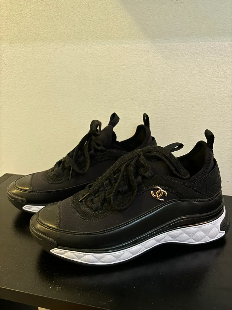 Size 8 CC Sneakers photo 1