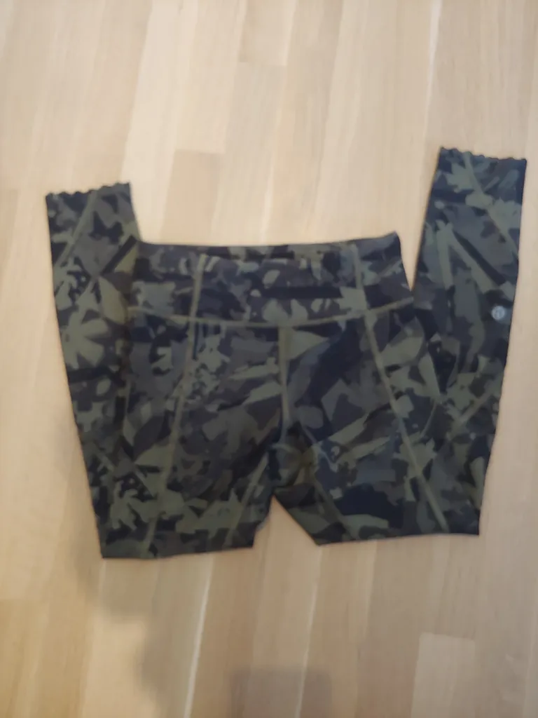 Lululemon  Size 4 Camo Scalloped Bottom 7/8 Leggings  photo 1