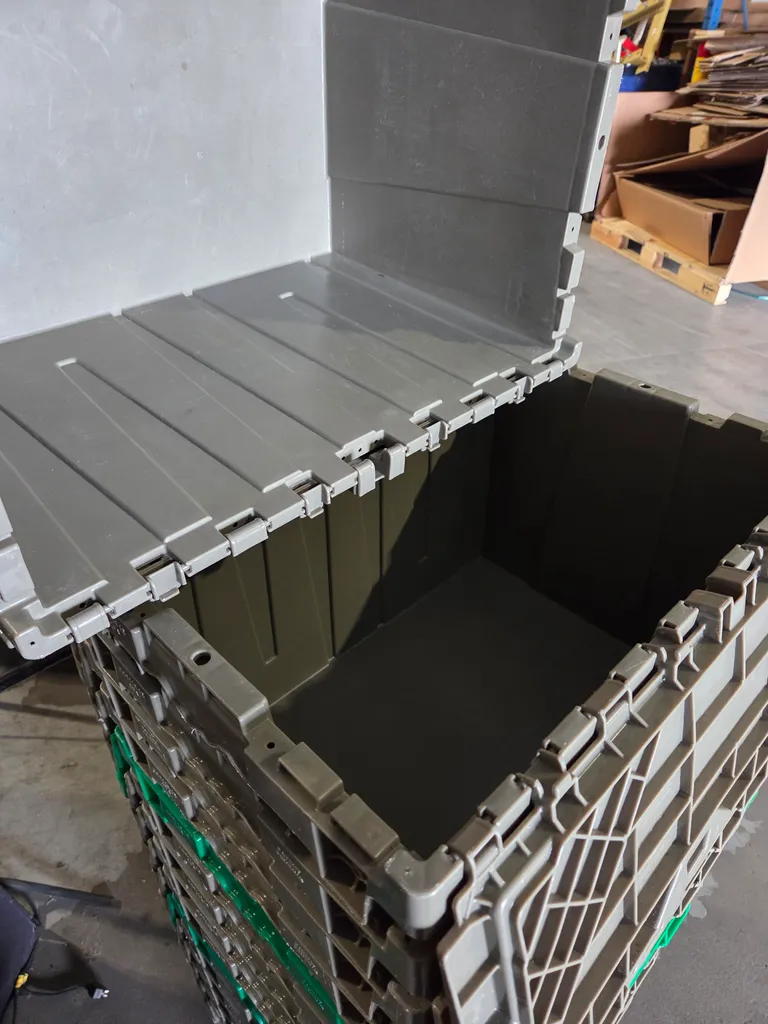 Plastic tote bin with lid or plastic pallet  photo 1