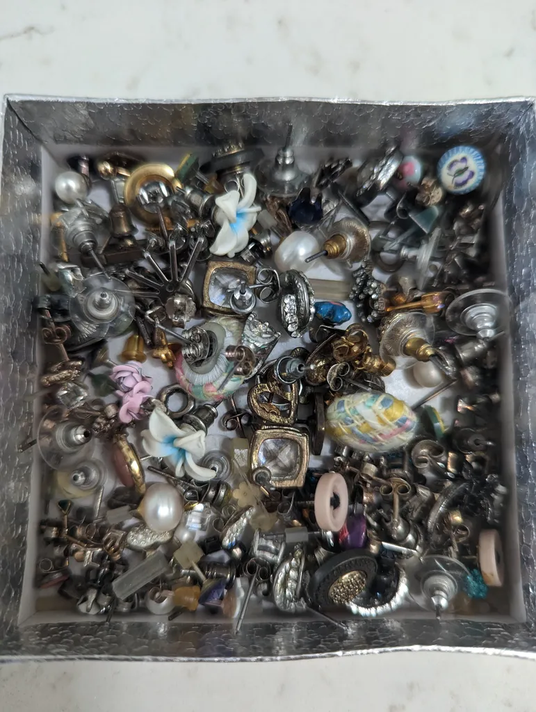 So many earrings all in like new condition  photo 1