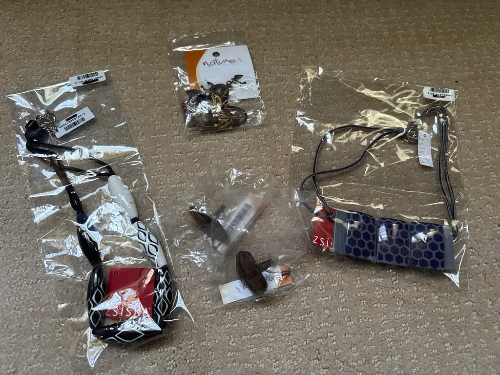 Various jewellery pieces  photo 1